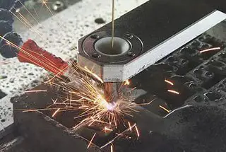 La différence ultime entre la découpe au laser, la découpe au jet d'eau, la découpe au plasma et la découpe au fil métallique