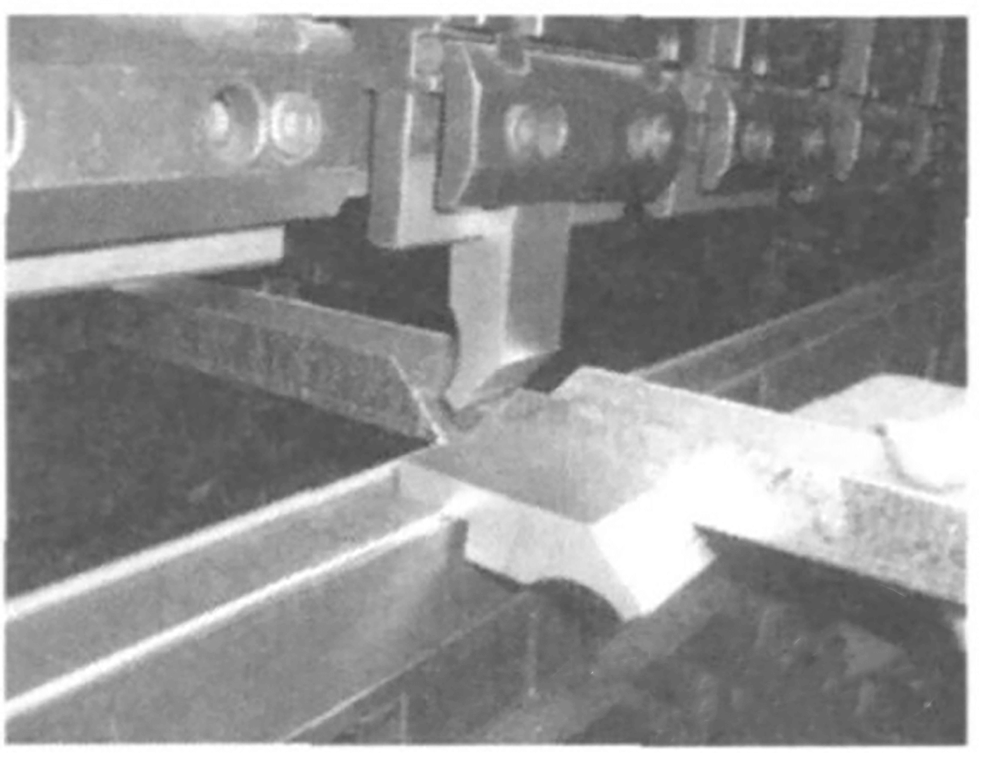 Fig. 4 Positioning processing method of right angle in narrow parts