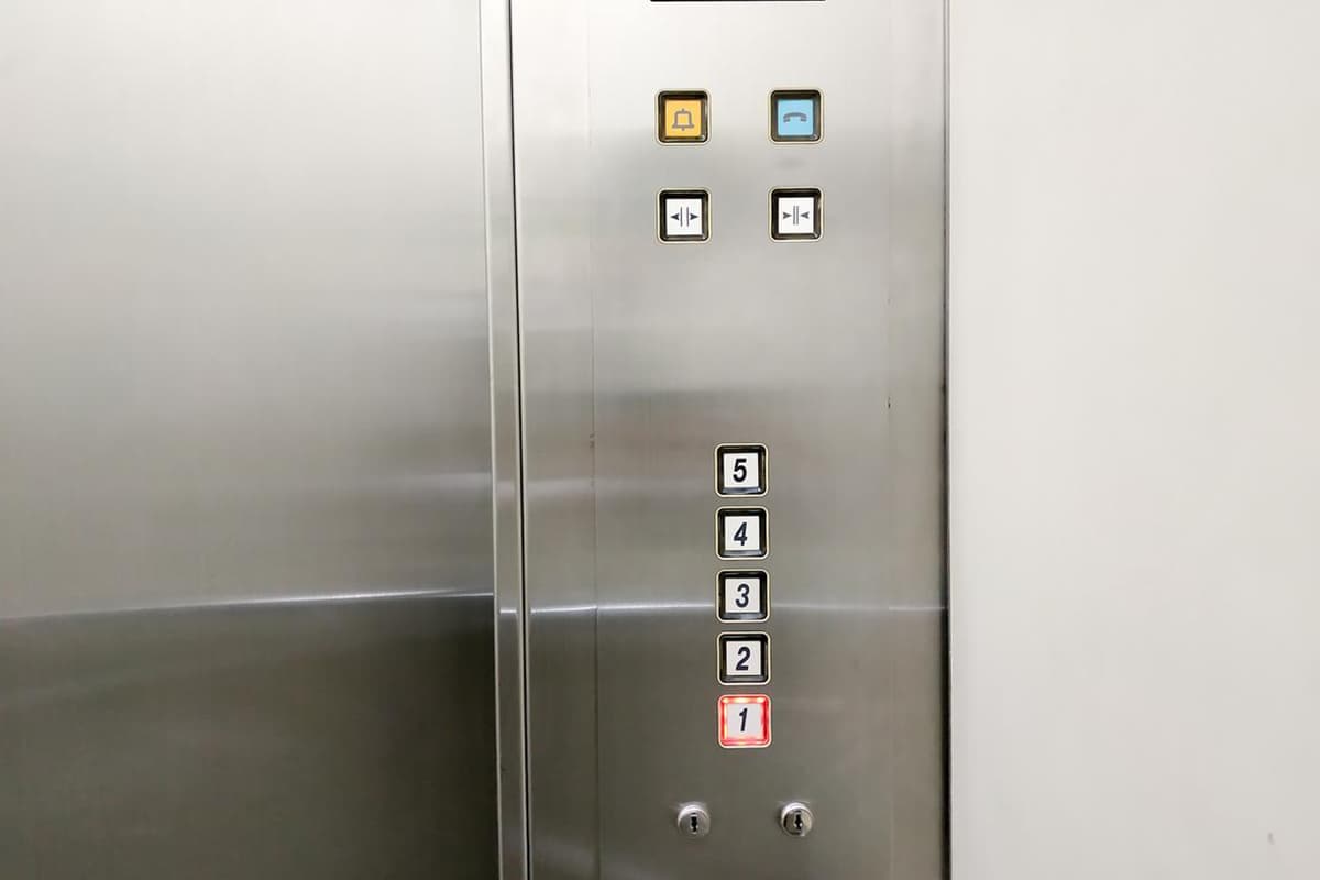 Conseguir piezas de elevador lisas: Control de bordes afilados y rebabas