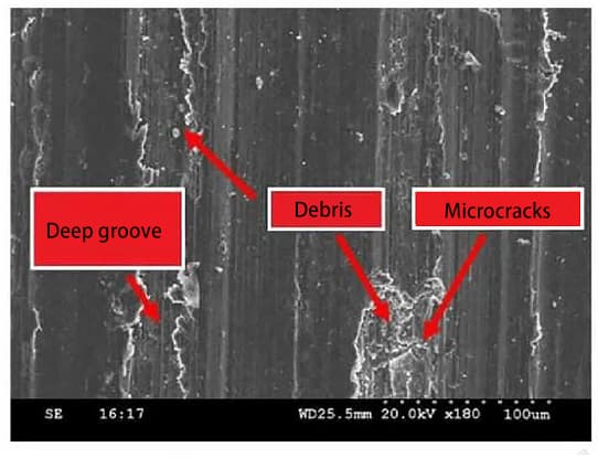 Figura 1 Ranuras de desgaste y restos en el microscopio electrónico de barrido